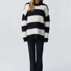 Svartvit randig stickad tröja - Säljer en oversized stickad tröja med breda svarta och vita ränder. Tröjan har lång ärm och rund halsringning, perfekt för en avslappnad och trendig look.