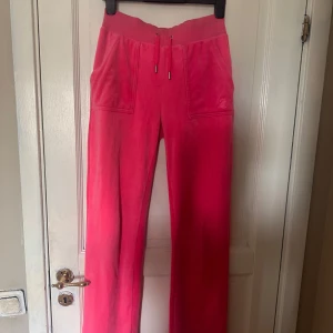Juicy couture -  mjukisbyxor med raka ben och midwaist . Små defekter som kanppt syns.