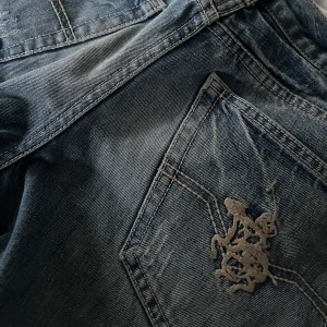 Blå jeans från Ralph Lauren  - Säljer ett par klassiska blå jeans med snygg broderad logga på bakfickan. Jeansen har raka ben och normal passform, perfekt till vardags. Jeansen är köpta secondhand och lappen på baksidan av byxorna har dragit ihop sig då det är läder och byxorna är gamla🌸🌸Säljer eftersom de inte längre passar! Innerbenslängd: 80cm midja: 80cm🩷