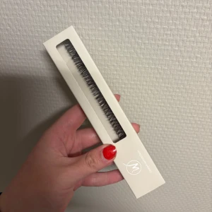 Svarta lösögonfransar i ask - Säljer ett par svarta lösögonfransar (smoking hot. - 14mm) från Wonderlash i en vit ask. Fransarna är täta och ger en dramatisk volym med naturlig böj. Perfekta för att framhäva ögonen och skapa en intensiv look. Fransarna håller 5-7 dagar med deras lim bond som finns att köpa på hemsidan och fransarna tål vatten efter 24h