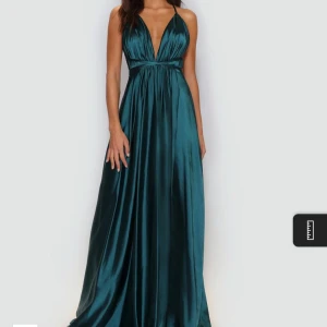 Grön balklänning med snörning - Säljer en grön/turkos balklänning i siden från ivory field. Modellen heter ”satin moa dress”. Har en djup v-ringning och snörning som man kan snöra lite hur man vill. Perfekt för eller sittning. Använd 1 gång.  Nypris 2499. Jag är 162cm lång. Storlek 36/S.💚