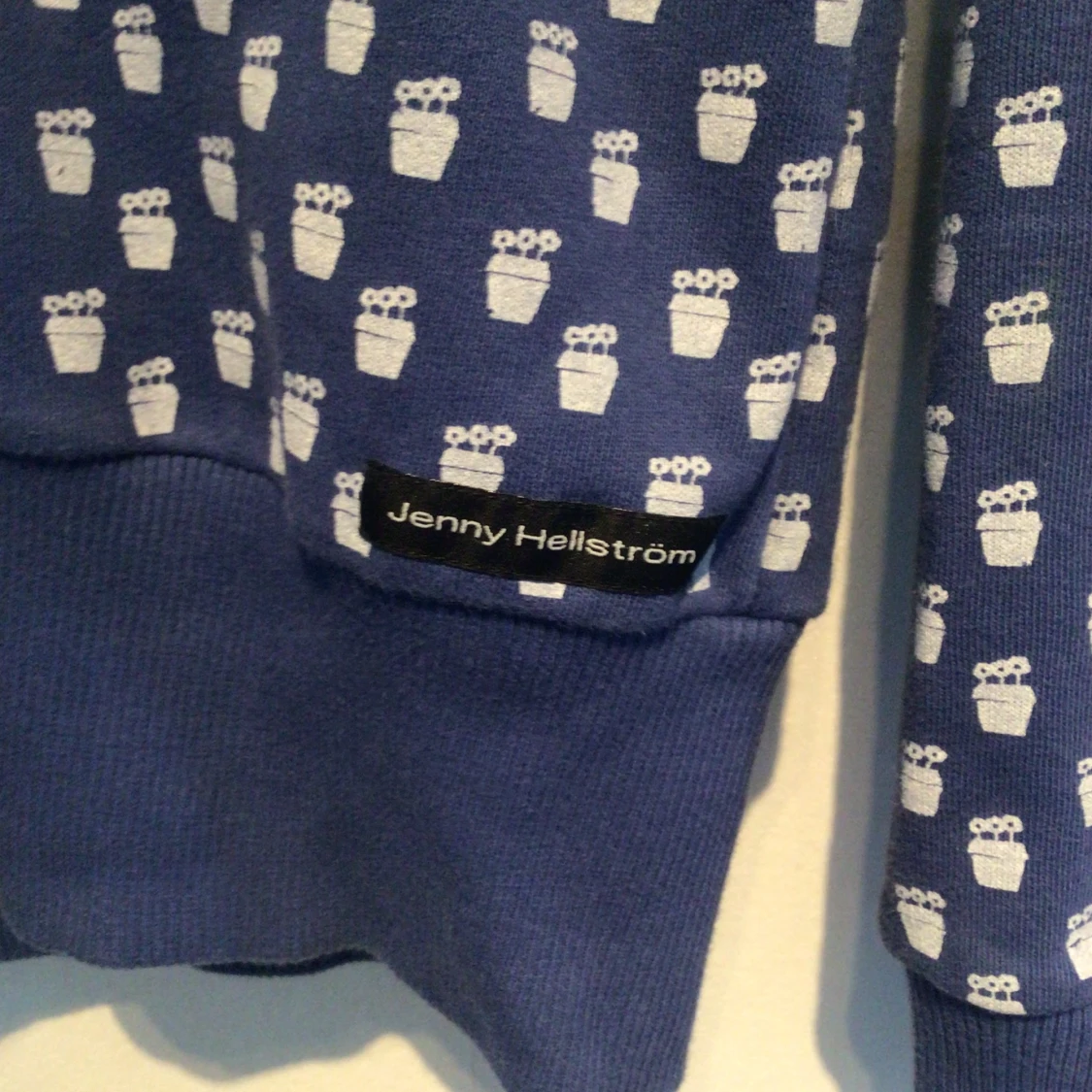 Blå hoodie med vita krukmönster från Jenny Hellström - 2