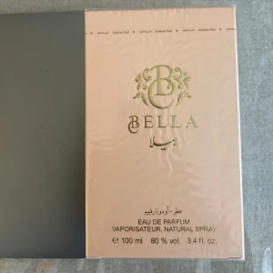 Bella Eau de Parfum 100 ml - Arabian Oud Bella 100 ml är en elegant  doft för kvinnor. Den öppnar med friska toner av tranbär, jordgubbar och päron, övergår i ett hjärta av jasmin, patchouli och karamell, och avslutas med en varm bas av vanilj, mysk och amber. Denna parfym kombinerar fruktiga dofter.