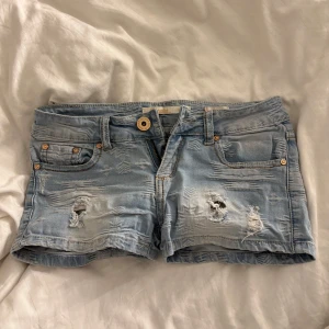 Vintage Lågmidjade jeansshorts - Superfina Lågmidjade jeansshorts som är korta med slitningar. Storlek 26/xs. Vintage så svåra att få tag på. Tar inga prisförslag under 500kr.
