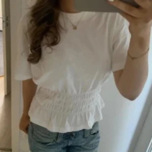 Smockad T-shirt  - Säljer min smockade T-shirt från H&M! Storlek XS men kan passa XXS och S också !❤️