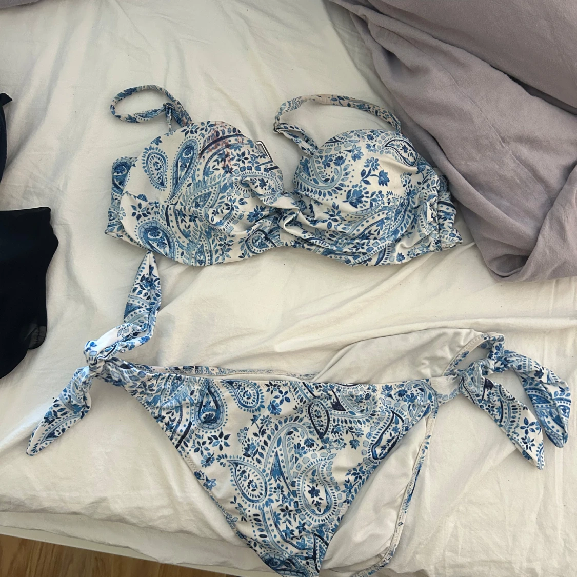 Vit och blå paisleymönstrad bikini