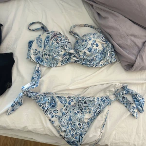 Vit och blå paisleymönstrad bikini - Säljer då den inte sitter bra på mig längre, har hårfärg stain men d ska säkert gå att få bort 