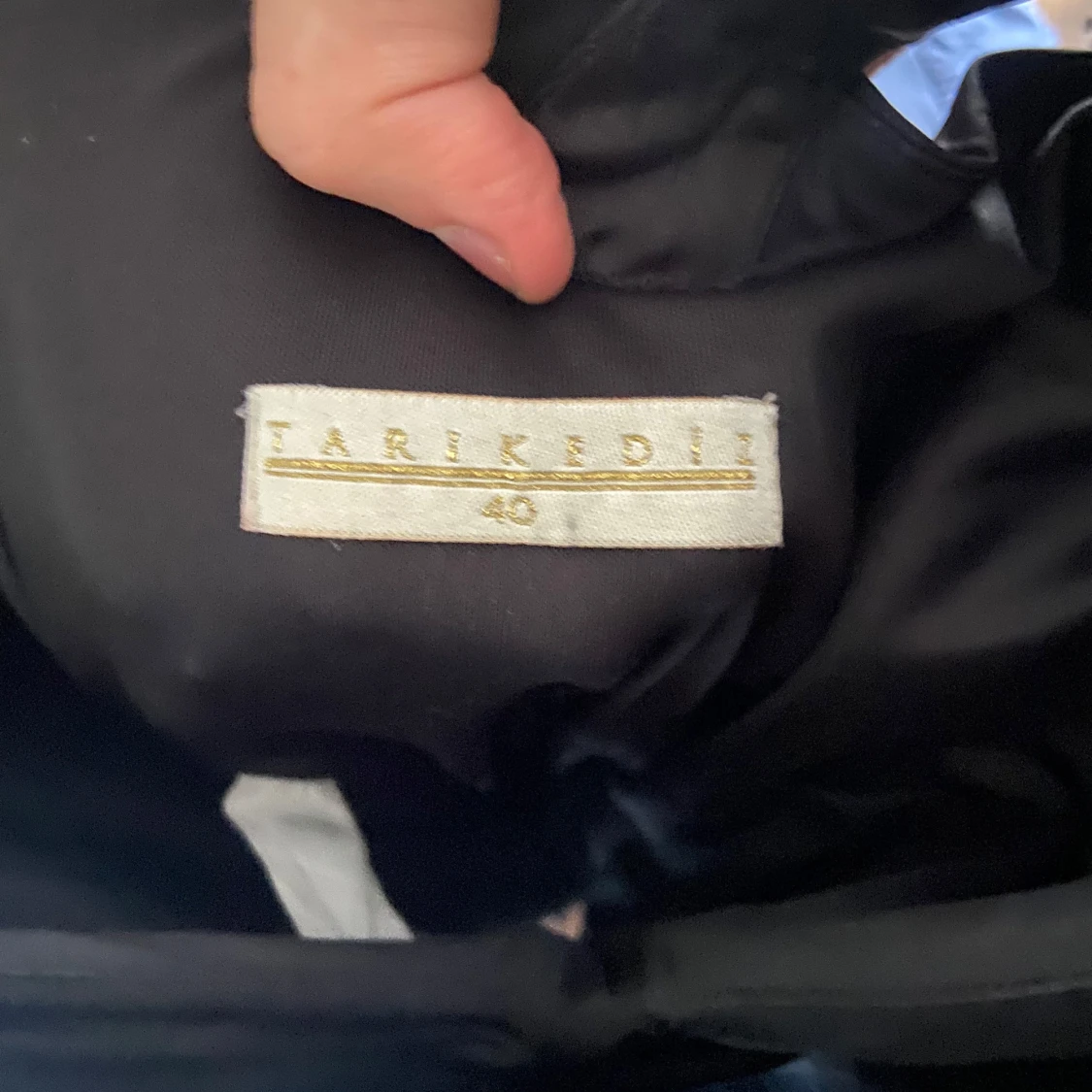 Svart långklänning med diamant detaljer  - 2