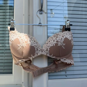 Intimissimi Gioia Bh - Världens snyggaste push-up bh! Den är använd och har lite noppror inuti men annars i mycket fint skick!😇💓 Det står ingen storlek inuti men bandet är uppmätt till ca 70cm och jag skulle gissa på att det är en B/C kupa 💓
