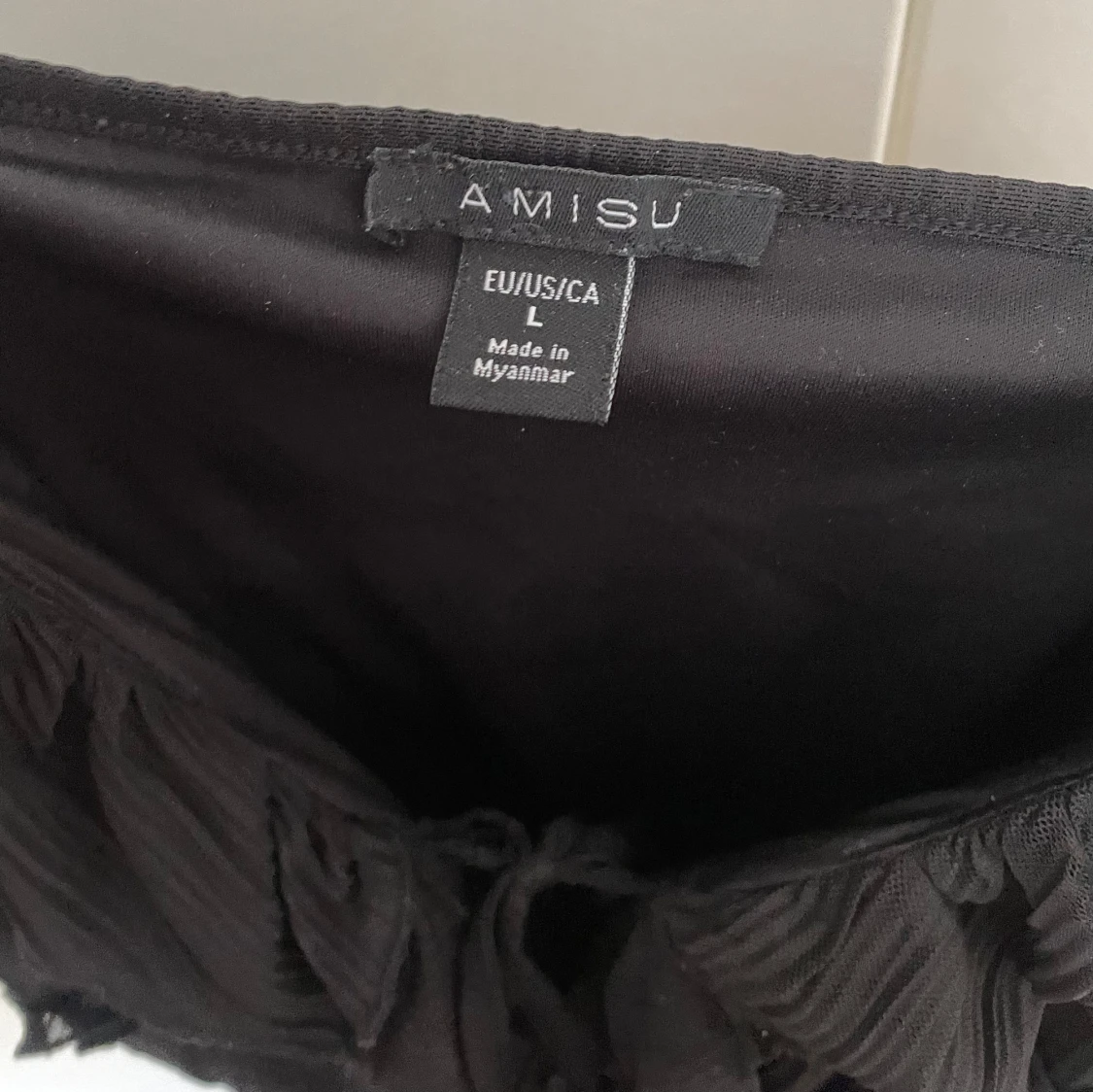 Svart volangig linnetopp med knyt - 4