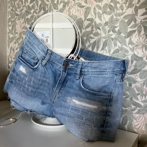 ljusblå jeansshorts - snygga ljusblå jeansshorts:) 