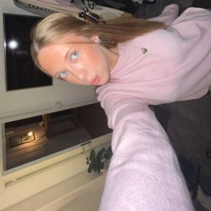 Ljusrosa stickad tröja från lager157 - Säljer en ljusrosa stickad tröja från Lager 157🤩Köpte en ljusrosa stickad tröja så säljer denna för den kom inte längre till användning efter det🥰🫰🥹😻