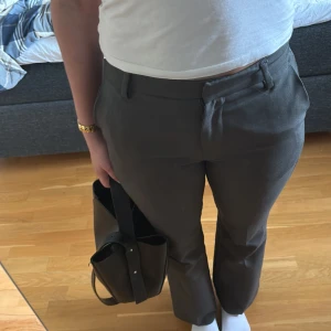 Kostymbyxor - Snygga grå kostymbyxor med klassisk rak passform och pressveck💘💘