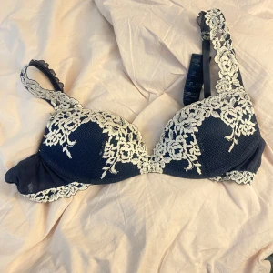 Marinblå intimissimi bh - Jättefin intimissimi bh i princip oanvänd men har klippt bort lappen. Skicket är som nytt.