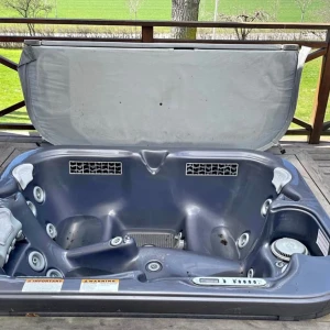 Blått spabad/jacuzzi med lock - Säljer ett blått spabad/jacuzzi med plats för flera personer. Utrustad med flera jetstrålar, nackstöd och digital kontrollpanel. Locket ingår och kan fällas upp. Perfekt för avkoppling utomhus på altanen. Använd några gånger denna kan gå upp till 40000kr som nya :)