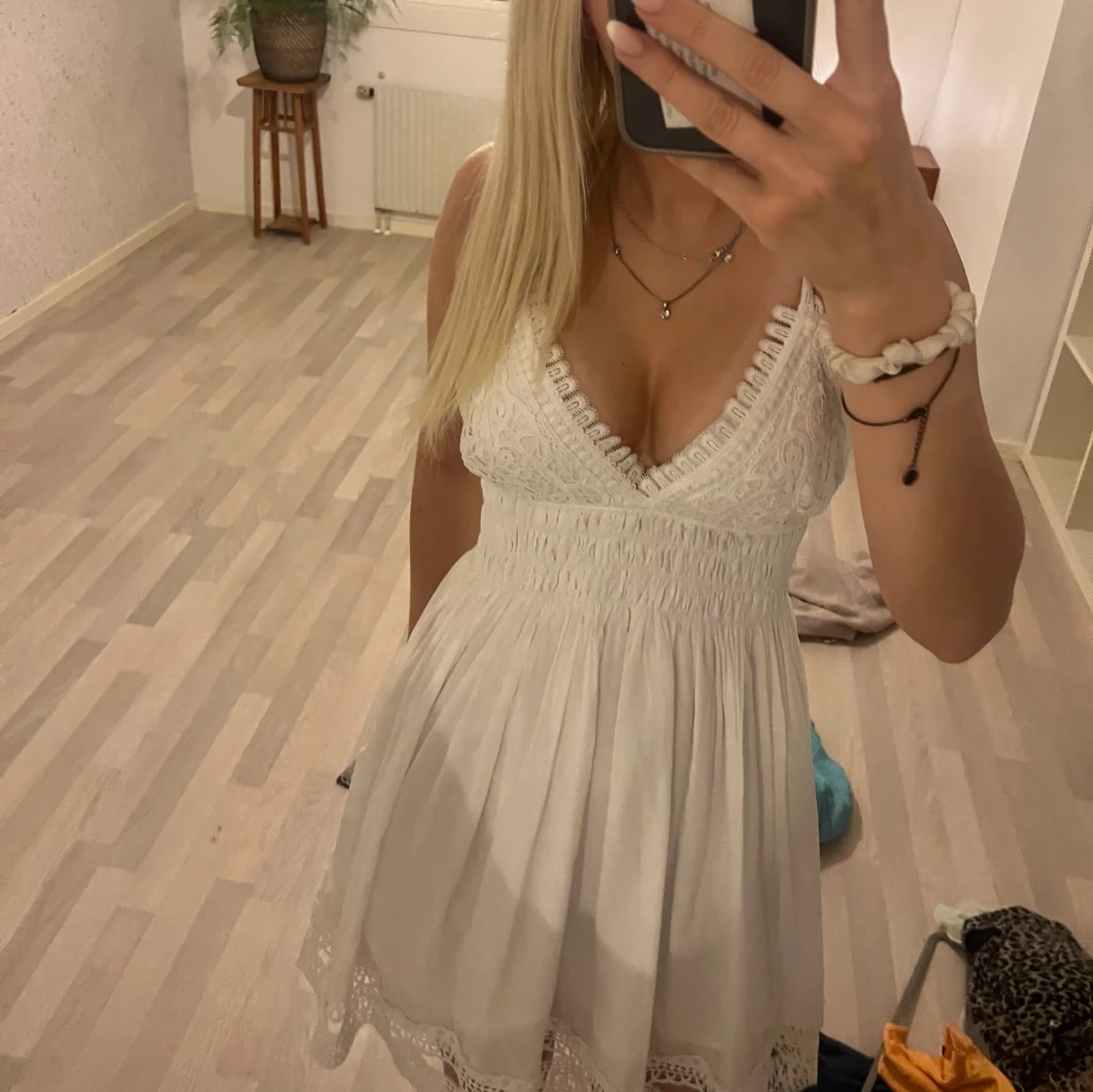 Vit spetsklänning med v-ringning - 2