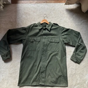 Grön overshirt  - Säljer min helt nya gröna as feta overshirt, de är storlek M men den sitter lite större🙏 tveka inte på fråga. Från Broadway and sons 