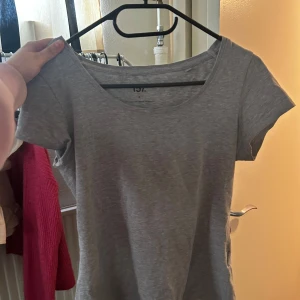 grå t shirt  - jättefint skick