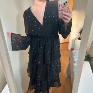 Polka dot-klänning - Svart midiklänning med vita prickar, perfekt till t.ex. gasque/sittning! Använd en gång så jättefint skick. Storlek 36 men passar 38 också. Nypris 549 kr men säljs inte längre 🖤🤍