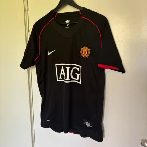Manchester United 07/08 bortatröja - Hej! Säljer en Manchester United tröja från säsongen 07/08, det är bortatröjan! Riktigt fet och väldigt fin i skicket knappt använd, Rooney på ryggen, det är även Champions league badged tröja! Hör av er vid frågor!