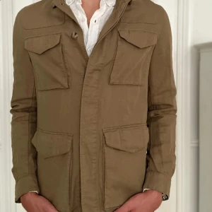 Overshirt Massimo Dutti - Säljer en beige Massimo Dutti overshirt. Storleken är M och skicket är fantastiskt bra