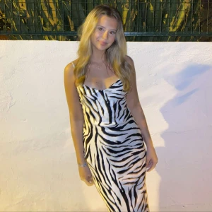 Klänning - Snygg svart och vit midi klänning!! Endast andvänd 1  gång så den är i toppen skick!! 