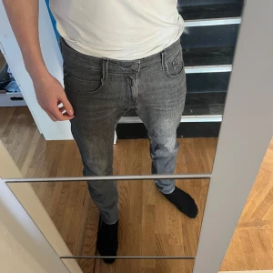 Grå jeans från Replay - Snygga grå jeans från Replay med en klassisk femficksdesign. De har en slim passform och är tillverkade i ett bekvämt denimtyg. Perfekta för en stilren look. Slim/Straight 30/32, svåra att få tag på nu. Nypris 1299, skick 9/10! Skriv vid frågor🙌🏽