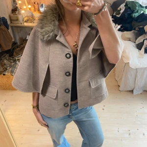 Cape / kappa / poncho - SUPER snygg verkligen!! En av mina favoriter❣️