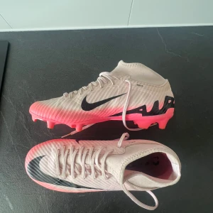 Nike air fotbollsskor  - Säljer ett par Nike fotbollsskor i beige med svart swoosh och coola grafiska detaljer. Jätte bekväma, köptes för 1199 kr från unisport inte använda bara testade. Tveka inte på prisförslag!