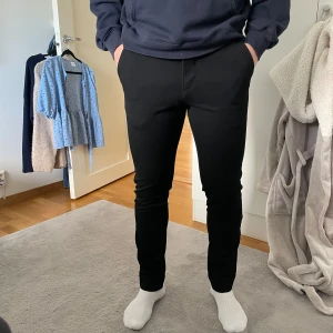 Svarta chinos - Svarta chinos från Jack & Jones. Strl W31 L32. Mycket bra skick