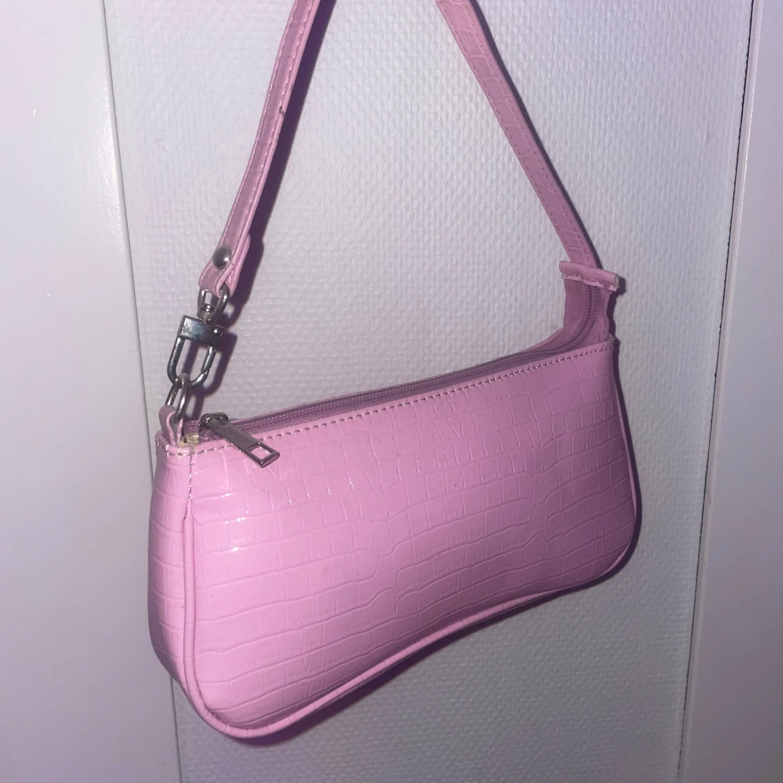 Ljusrosa axelväska i croco-mönstrad syntet