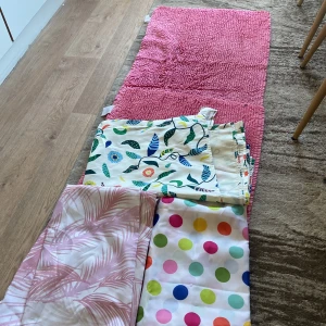 Toallet  - 2 toalletmattor och 3 dusch gardiner för 200kr