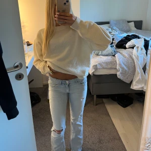 ljus blåa jeans från gina tricot - ljus blåa jeans från gina tricot med hål💓