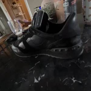 Valentino rockrunners  - Säljer min sons rockrunners då han har tröttnat på dom och bara vill få sålt. Köpte från trednseller därför är det en annan box. Storlek 41 men passar 42 perfekt 