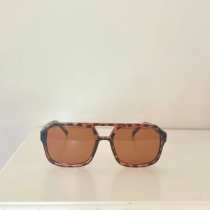 Snygga ”Rayban liknade” solglasögon  - Snygga solglasögon med fyrkantig form och bruna glas. Bågarna har ett trendigt leopardmönster i brunt och svart😎 Perfekt accessoar för att lyfta din stil🤵🏼