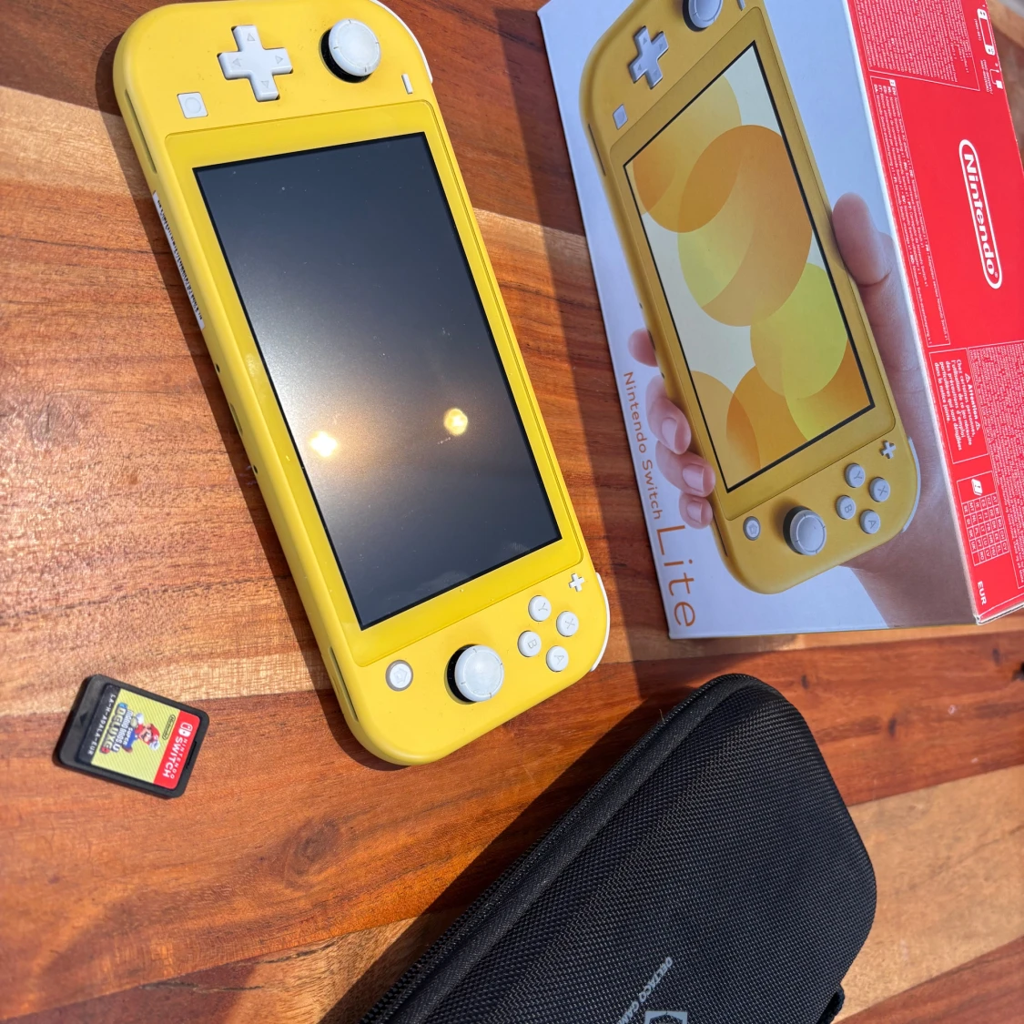 Nintendo Switch Lite med Super Mario U deluxe