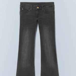 Svarta bootcut jeans weekday - Skitsnygga svarta weekday jeans, säljer då de inte kommer till användning💓