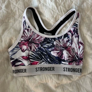 Blommig sport-bh från Stronger S - Sport topp från stronger strl S 50kr