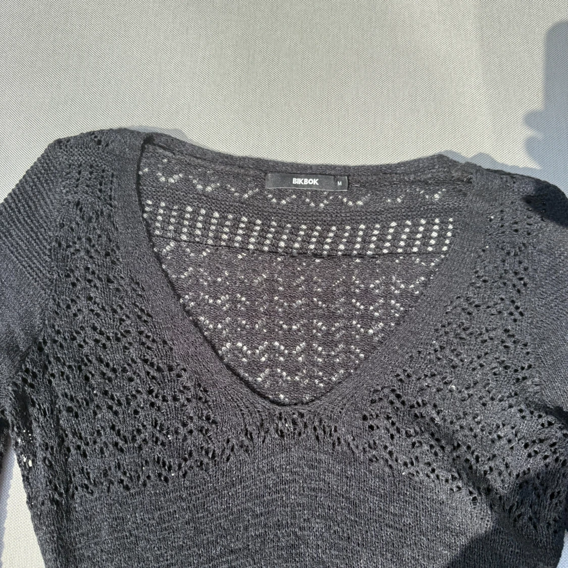 Svart stickad klänning med v-ringning från BikBok - 4