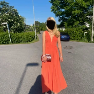 balklänning  - Säljer en snygg korallfärgad balklänning 