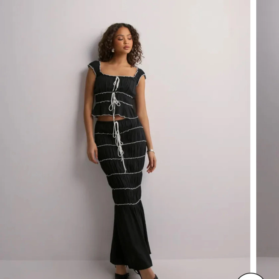 Svart set med vita detaljer