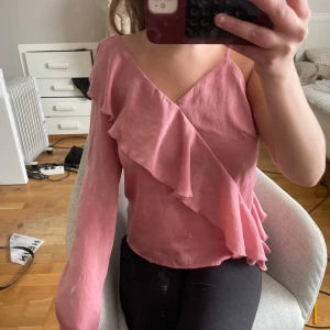 Rosa omlottopp med volang från NA-KD - Säljer en rosa omlottopp från NA-KD med volangdetaljer, skriv för fler frågor!💕