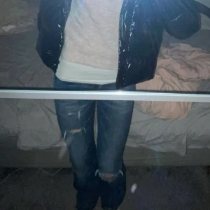 Blåa low waist jeans - Säljer ett par blå jeans från Hunkydory. Klippt hålen själv. Storlek står tyvvär inte men skulle säga att det är S