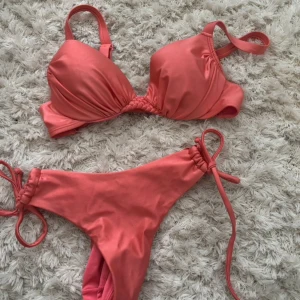 Bikini aprikos/rosa - helt oanvänd supersnygg, överdel passar 75B
