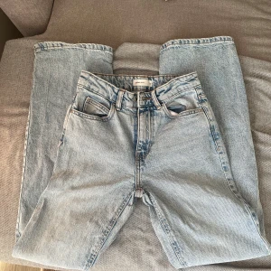 Ljusblå jeans  - Ljusblå jeans med medel/hög midja och raka ben från Gina Tricot. Modellen heter ”classic boot” och är nästan helt nya. Säljs pågrund av att de blivit lite försmå, samt lite långa på mig 