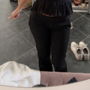 Svarta kostymbyxor från BikBok - Säljer ett par svarta kostymbyxor från BikBok i lågmidjad bootcut modell. Byxorna har normal passform och är tillverkade i ett mjukt material som känns bekvämt hela dagen. Perfekta till både skola och jobb.