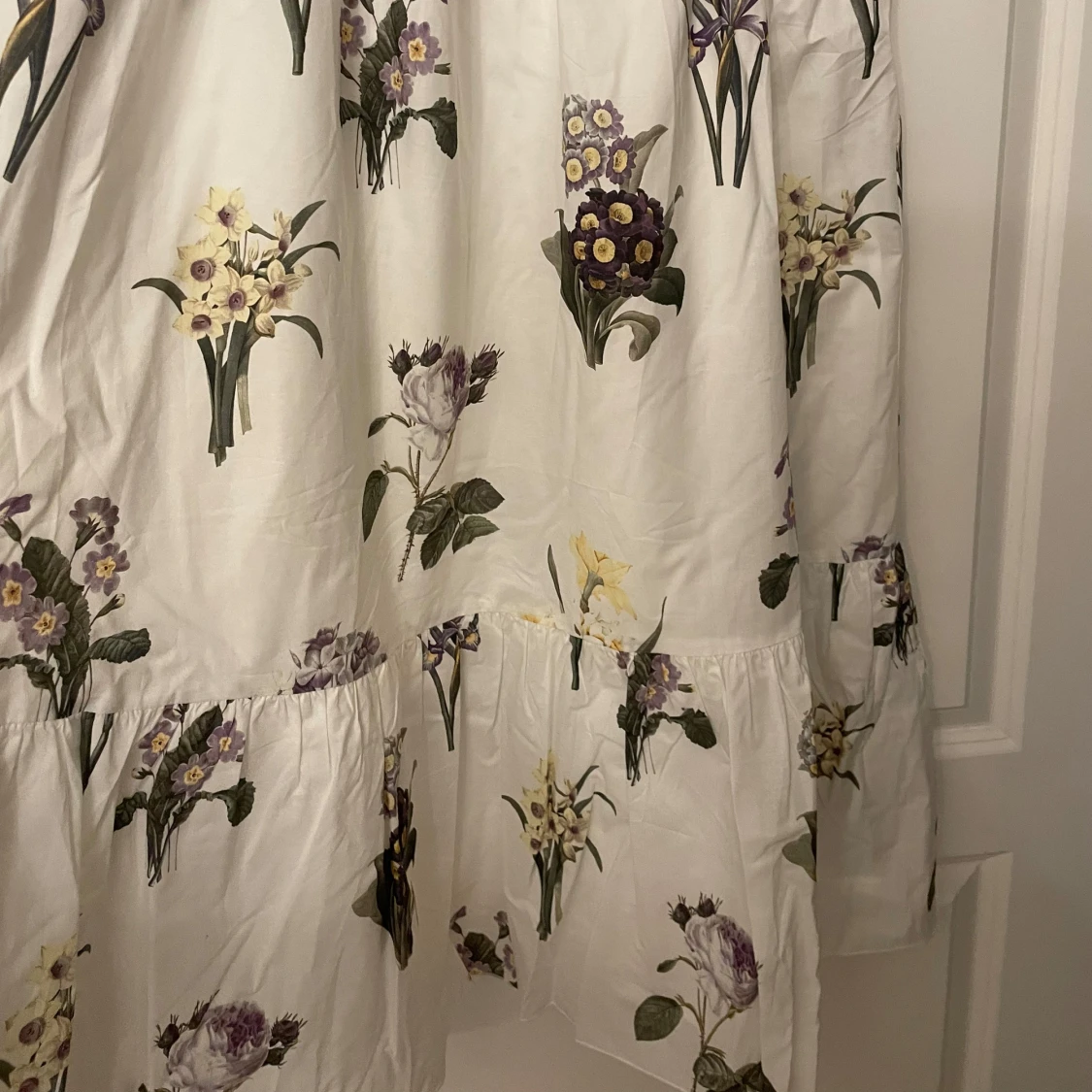 Vit blommig långklänning med puffärmar - 2