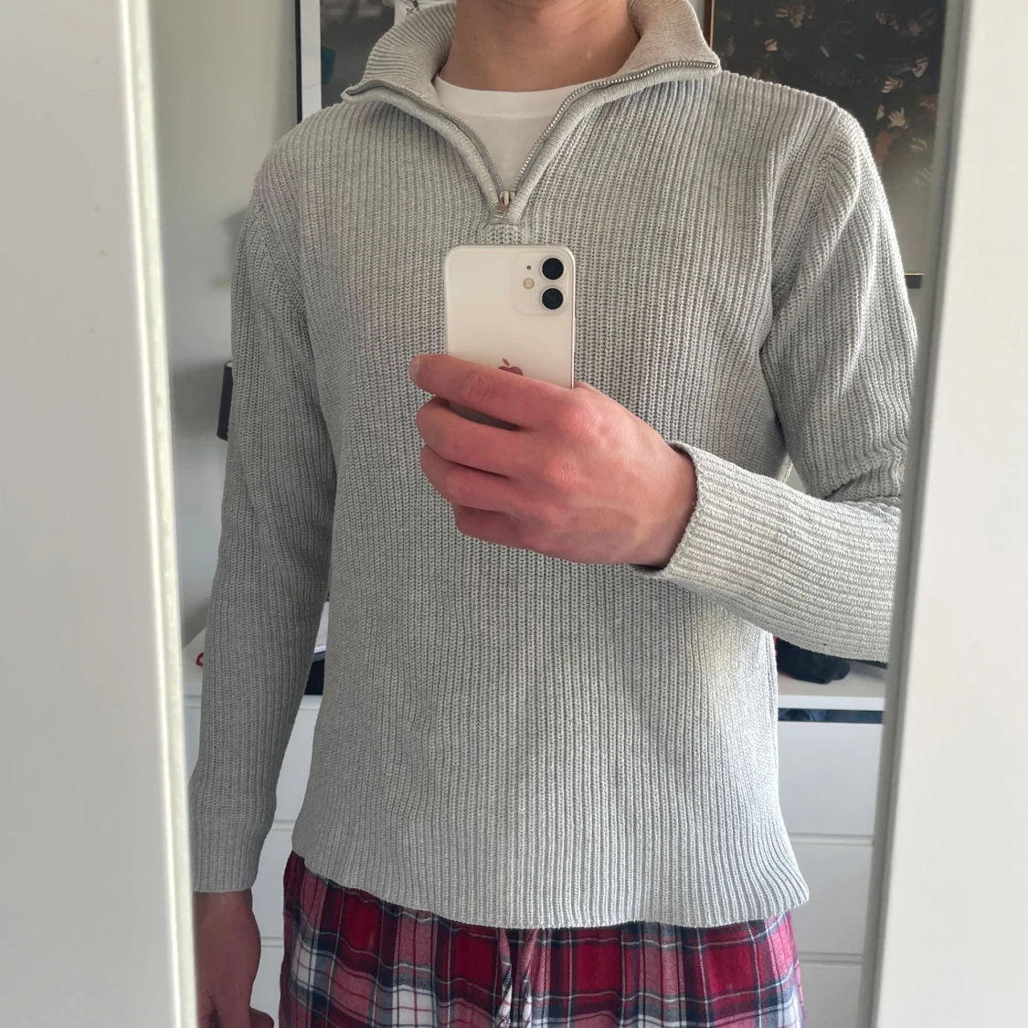 Ljusgrå stickad tröja med dragkedja