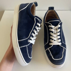 Christian Louboutin  - Sjukt feta loubs i riktigt fint sckik. En unik cw pris är ej hugget i sten bara att höra av sig för fler bilder eller funderingar 😀Dustbag ingår men inget annat og 