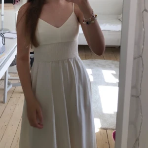 Studentklänning - Jättefin vit klänning perfekt till student, avslutnings eller konfirmation. I storlek S och i superbra skick